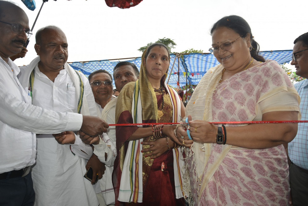 मंत्री श्रीमती अनिला भेंड़िया ने वनांचल ककईपार में स्कूल का उद्घाटन किया