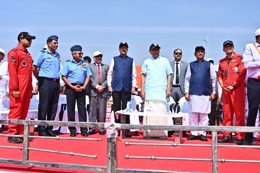 अनुशासन, परस्पर विश्वास, सटीकता और देशप्रेम के जज्बे के साथ वायु सेना के विमानों ने दिखाई कलाबाजी