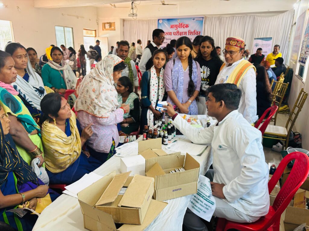 आयुर्वेद स्वास्थ्य शिविर में 250 से अधिक मरीजों ने लिया लाभ 1 आयुर्वेद स्वास्थ्य शिविर में 250 से अधिक मरीजों ने लिया लाभ