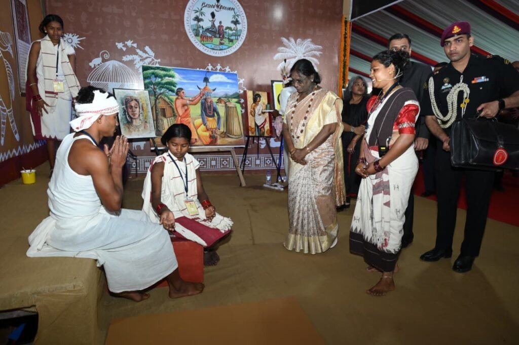 जनजातीय परंपराओं और संस्कृति पर आधारित भव्य प्रदर्शनी का राष्ट्रपति श्रीमती द्रौपदी मुर्मु ने किया अवलोकन